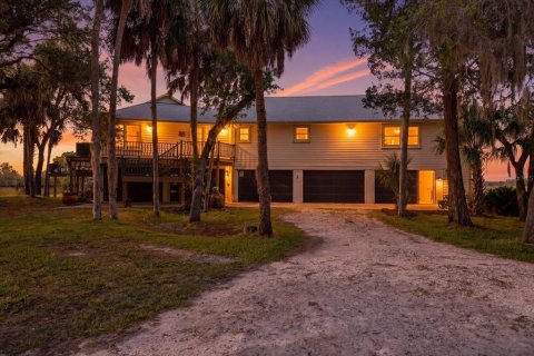 House in Homosassa, Florida 3 bedrooms, 348.1 sq.m. № 2097816