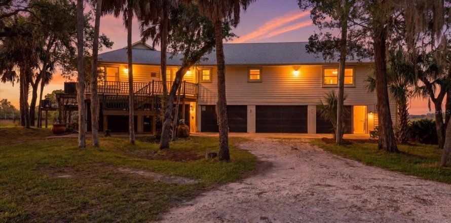 House in Homosassa, Florida 3 bedrooms, 348.1 sq.m. № 2097816