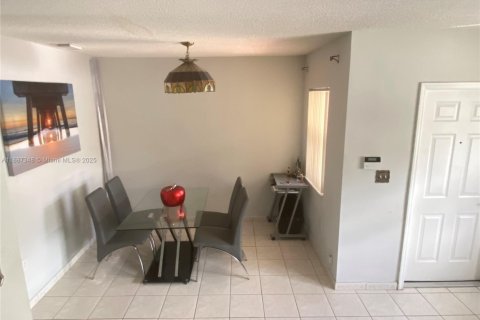 Townhouse in Miami, Florida 3 bedrooms, 121.52 sq.m. № 1977157 - photo 6