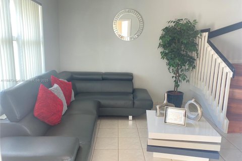 Townhouse in Miami, Florida 3 bedrooms, 121.52 sq.m. № 1977157 - photo 2