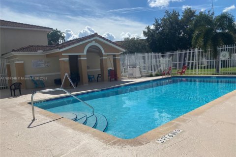 Townhouse in Miami, Florida 3 bedrooms, 121.52 sq.m. № 1977157 - photo 27