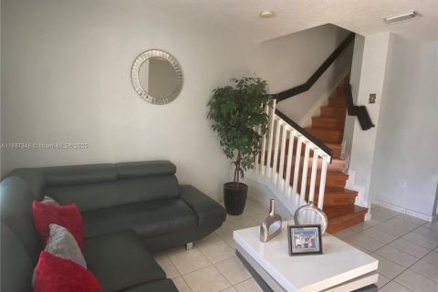 Townhouse in Miami, Florida 3 bedrooms, 121.52 sq.m. № 1977157 - photo 3
