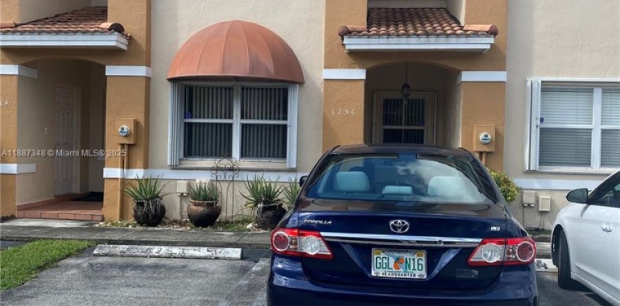 Townhouse in Miami, Florida 3 bedrooms, 121.52 sq.m. № 1977157