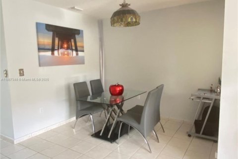 Townhouse in Miami, Florida 3 bedrooms, 121.52 sq.m. № 1977157 - photo 7