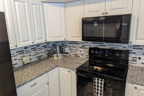 House in New Port Richey, Florida 4 bedrooms, 121.7 sq.m. № 1805847 - photo 24