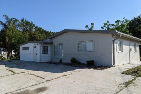 House in New Port Richey, Florida 4 bedrooms, 121.7 sq.m. № 1805847 - photo 1