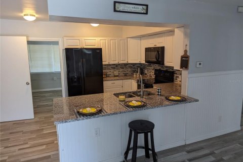 House in New Port Richey, Florida 4 bedrooms, 121.7 sq.m. № 1805847 - photo 19