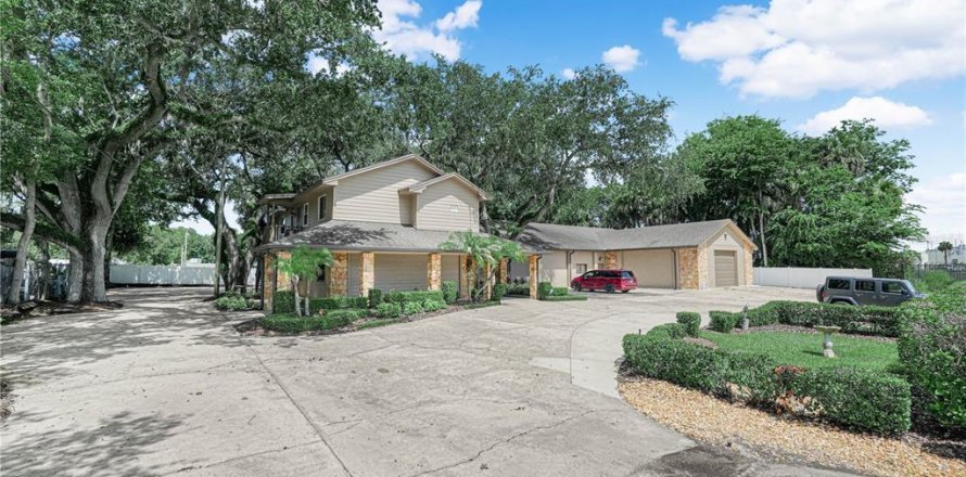 Commercial property in Sanford, Florida № 2207013
