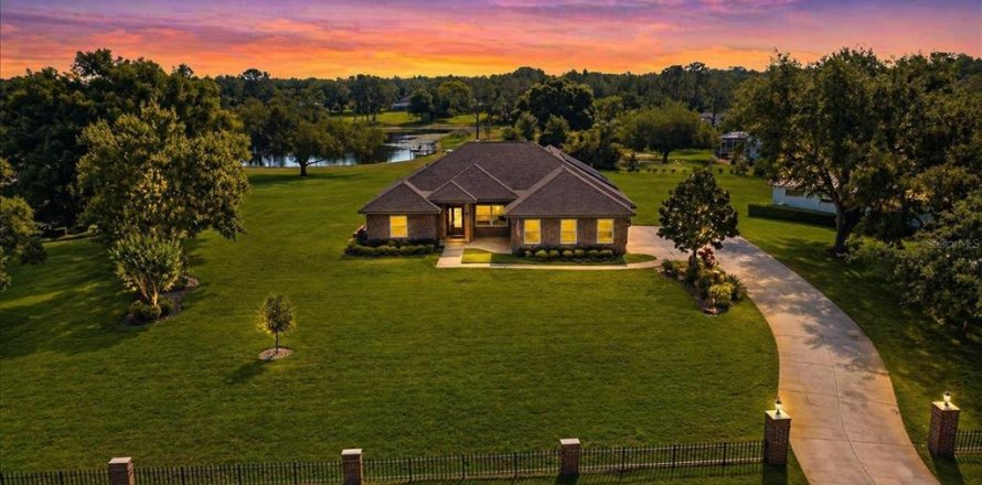 House in Odessa, Florida 5 bedrooms, 306.95 sq.m. № 2102820