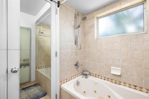Propiedad comercial en venta en Fort Lauderdale, Florida, 257.9 m2 № 1697289 - foto 15