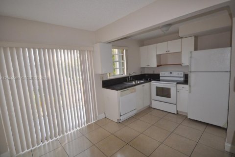 Copropriété à louer à Miami, Floride: 2 chambres, 76.55 m2 № 2086609 - photo 5