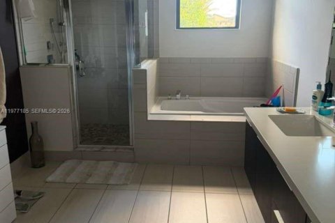 House in Doral, Florida 3 bedrooms, 195.09 sq.m. № 2041596 - photo 12