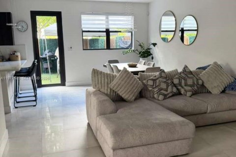 House in Doral, Florida 3 bedrooms, 195.09 sq.m. № 2041596 - photo 3