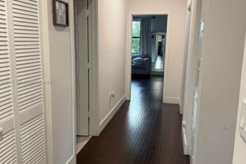 House in Doral, Florida 3 bedrooms, 195.09 sq.m. № 2041596 - photo 9