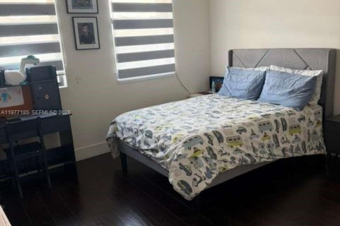 House in Doral, Florida 3 bedrooms, 195.09 sq.m. № 2041596 - photo 6