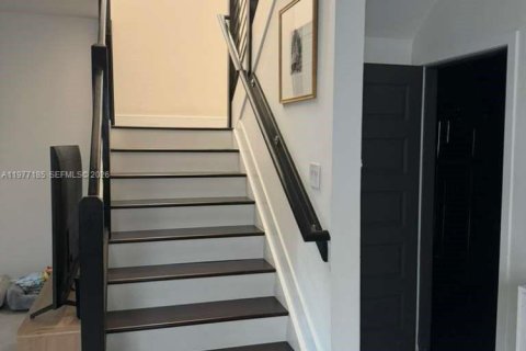 House in Doral, Florida 3 bedrooms, 195.09 sq.m. № 2041596 - photo 5