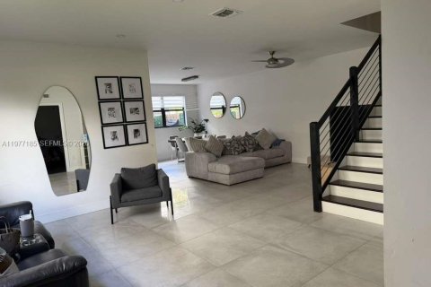 House in Doral, Florida 3 bedrooms, 195.09 sq.m. № 2041596 - photo 2