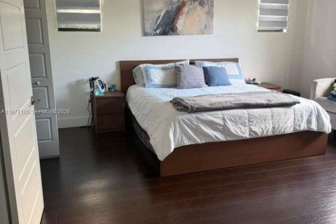 House in Doral, Florida 3 bedrooms, 195.09 sq.m. № 2041596 - photo 10