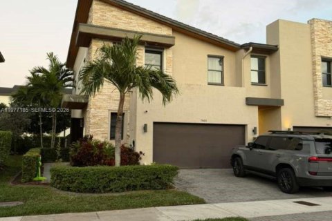 House in Doral, Florida 3 bedrooms, 195.09 sq.m. № 2041596 - photo 1