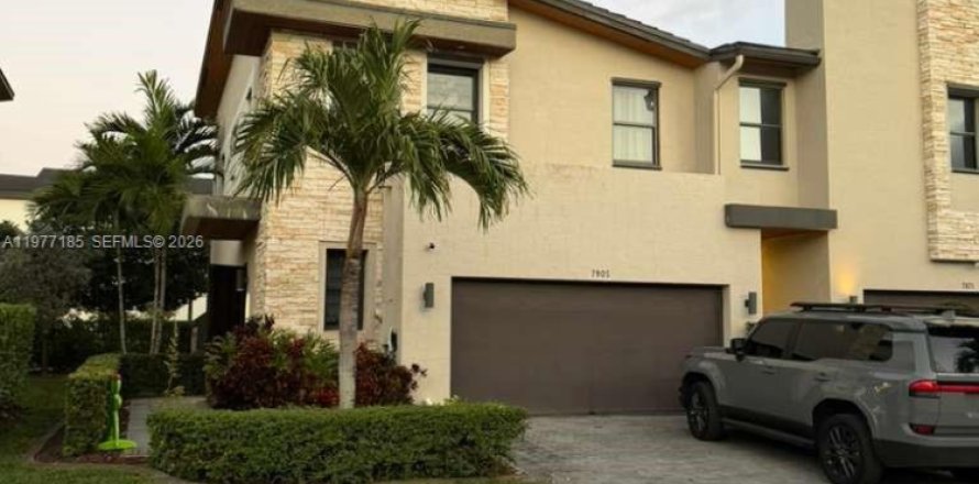 House in Doral, Florida 3 bedrooms, 195.09 sq.m. № 2041596