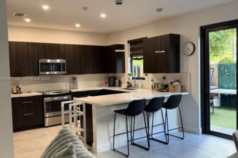 House in Doral, Florida 3 bedrooms, 195.09 sq.m. № 2041596 - photo 4