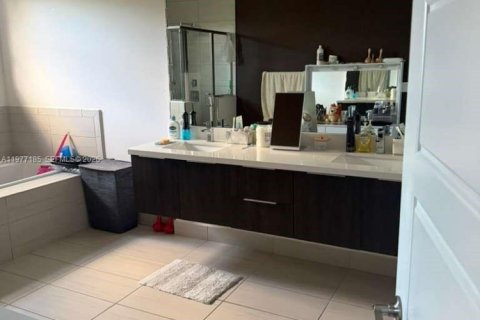 House in Doral, Florida 3 bedrooms, 195.09 sq.m. № 2041596 - photo 11