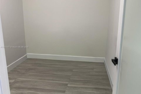Propiedad comercial en venta en Miami, Florida № 2158552 - foto 3