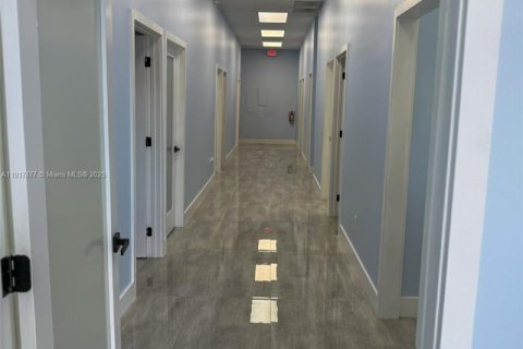 Propiedad comercial en venta en Miami, Florida № 2158552 - foto 2