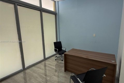 Propiedad comercial en venta en Miami, Florida № 2158552 - foto 7