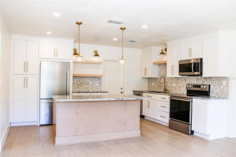 House in Tampa, Florida 3 bedrooms, 106.28 sq.m. № 2397078 - photo 3