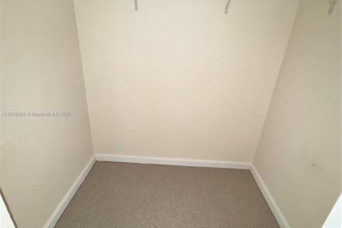 Condominio en alquiler en Aventura, Florida, 1 dormitorio, 79.9 m2 № 1970779 - foto 10