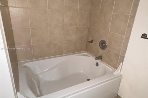 Condominio en alquiler en Aventura, Florida, 1 dormitorio, 79.9 m2 № 1970779 - foto 12
