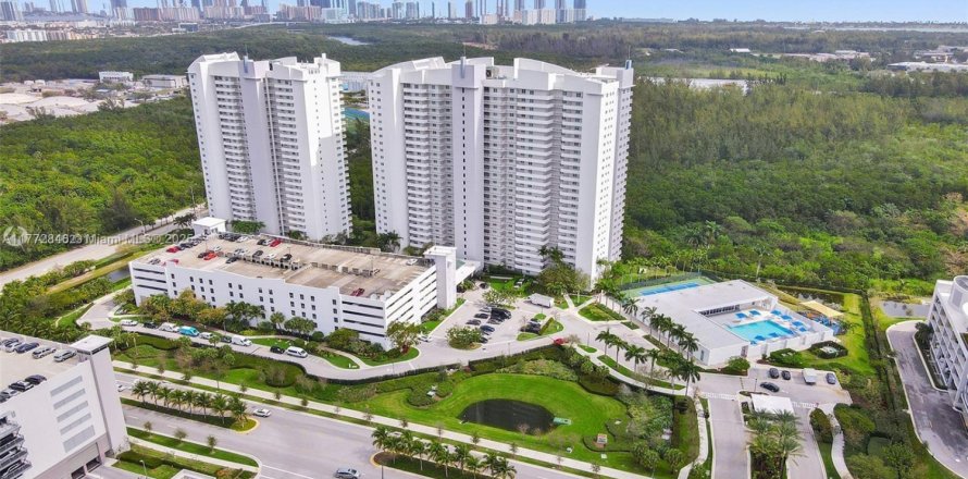 Condo in North Miami, Florida, 2 bedrooms  № 1958192