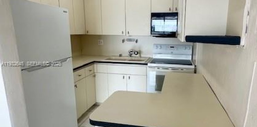 Кондоминиум с 1 спальней в Майами, Флорида № 1991615