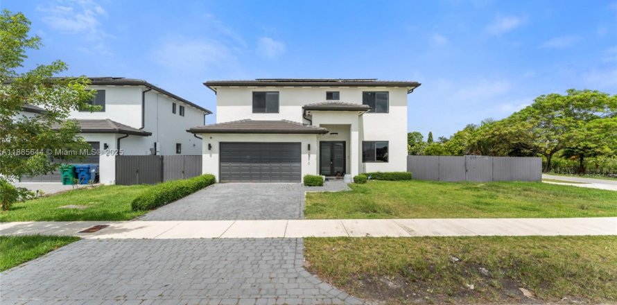 House in Miami, Florida 5 bedrooms, 245.08 sq.m. № 1932478