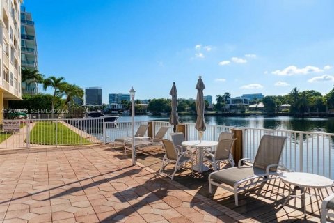 Condo in Bay Harbor Islands, Florida, 2 bedrooms  № 2316125