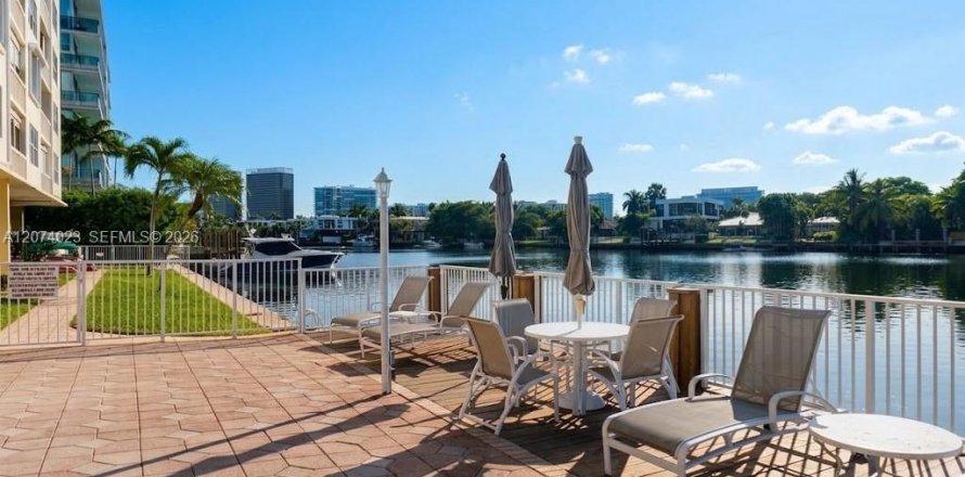 Condo in Bay Harbor Islands, Florida, 2 bedrooms  № 2316125