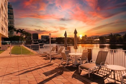 Condo in Bay Harbor Islands, Florida, 2 bedrooms  № 2316125 - photo 25