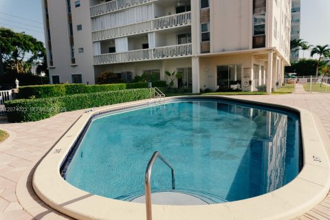 Condo in Bay Harbor Islands, Florida, 2 bedrooms  № 2316125 - photo 24