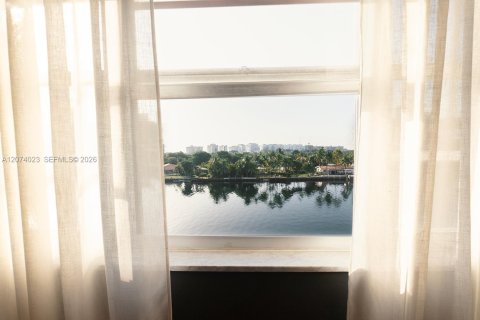 Condo in Bay Harbor Islands, Florida, 2 bedrooms  № 2316125 - photo 13