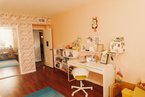 Condo in Bay Harbor Islands, Florida, 2 bedrooms  № 2316125 - photo 18
