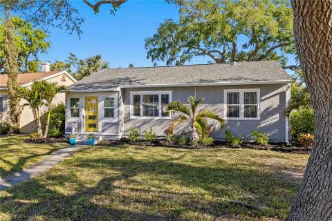 House in Saint Petersburg, Florida 3 bedrooms, 110.83 sq.m. № 1586077 - photo 24
