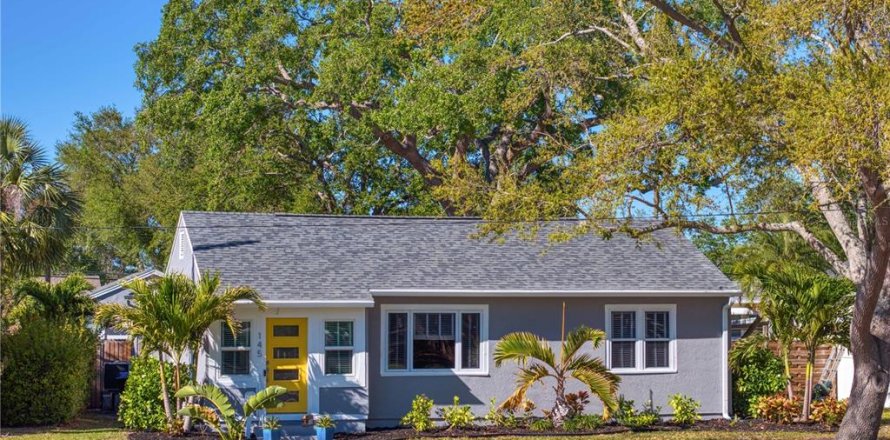 House in Saint Petersburg, Florida 3 bedrooms, 110.83 sq.m. № 1586077