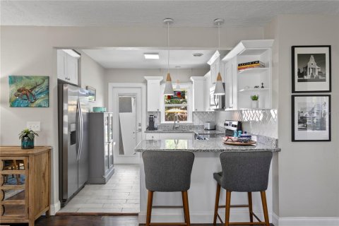 House in Saint Petersburg, Florida 3 bedrooms, 110.83 sq.m. № 1586077 - photo 13