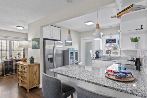 House in Saint Petersburg, Florida 3 bedrooms, 110.83 sq.m. № 1586077 - photo 10