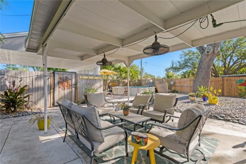 House in Saint Petersburg, Florida 3 bedrooms, 110.83 sq.m. № 1586077 - photo 27