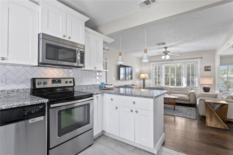House in Saint Petersburg, Florida 3 bedrooms, 110.83 sq.m. № 1586077 - photo 12