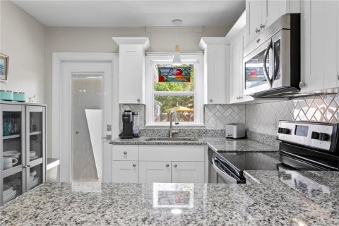 House in Saint Petersburg, Florida 3 bedrooms, 110.83 sq.m. № 1586077 - photo 15