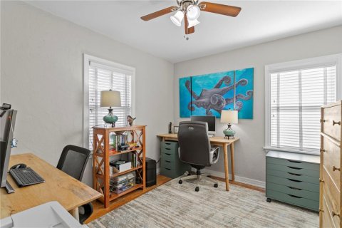 House in Saint Petersburg, Florida 3 bedrooms, 110.83 sq.m. № 1586077 - photo 19