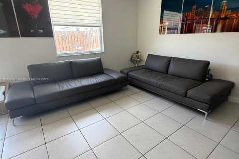Townhouse in Miami, Florida 4 bedrooms, 169.08 sq.m. № 1937611 - photo 5